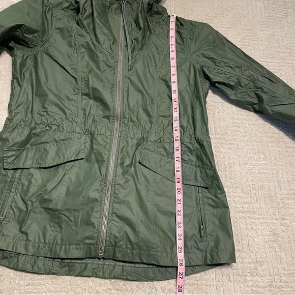 Athleta Outbound jasper Anorak rain jacket hooded in green Women’s Small