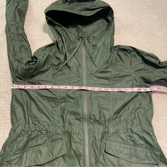Athleta Outbound jasper Anorak rain jacket hooded in green Women’s Small