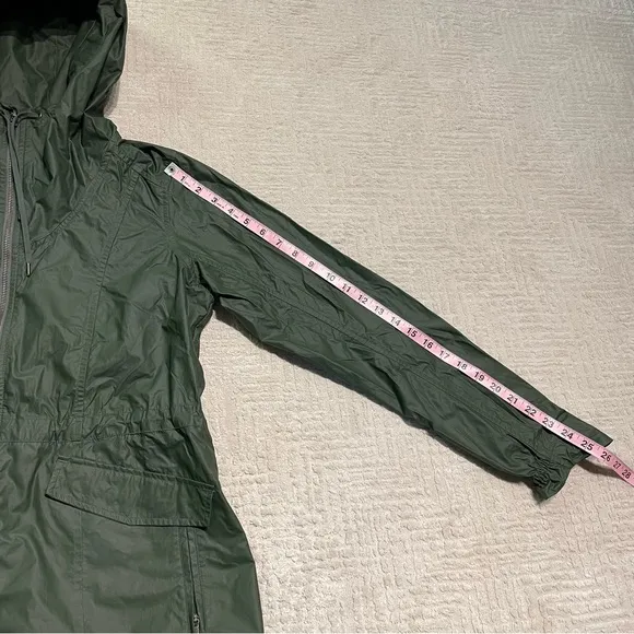 Athleta Outbound jasper Anorak rain jacket hooded in green Women’s Small