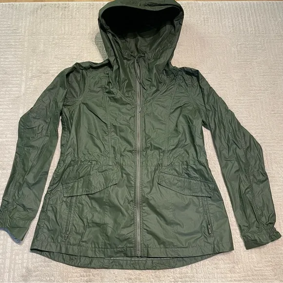 Athleta Outbound jasper Anorak rain jacket hooded in green Women’s Small