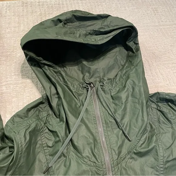 Athleta Outbound jasper Anorak rain jacket hooded in green Women’s Small