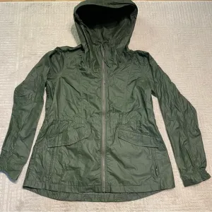 Athleta Outbound jasper Anorak rain jacket hooded in green Women’s Small