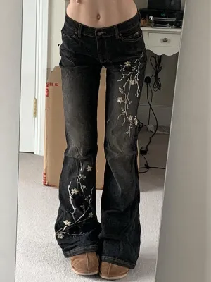 Schwarze Vintage Slim Fit Schlagjeans mit Floralstickerei