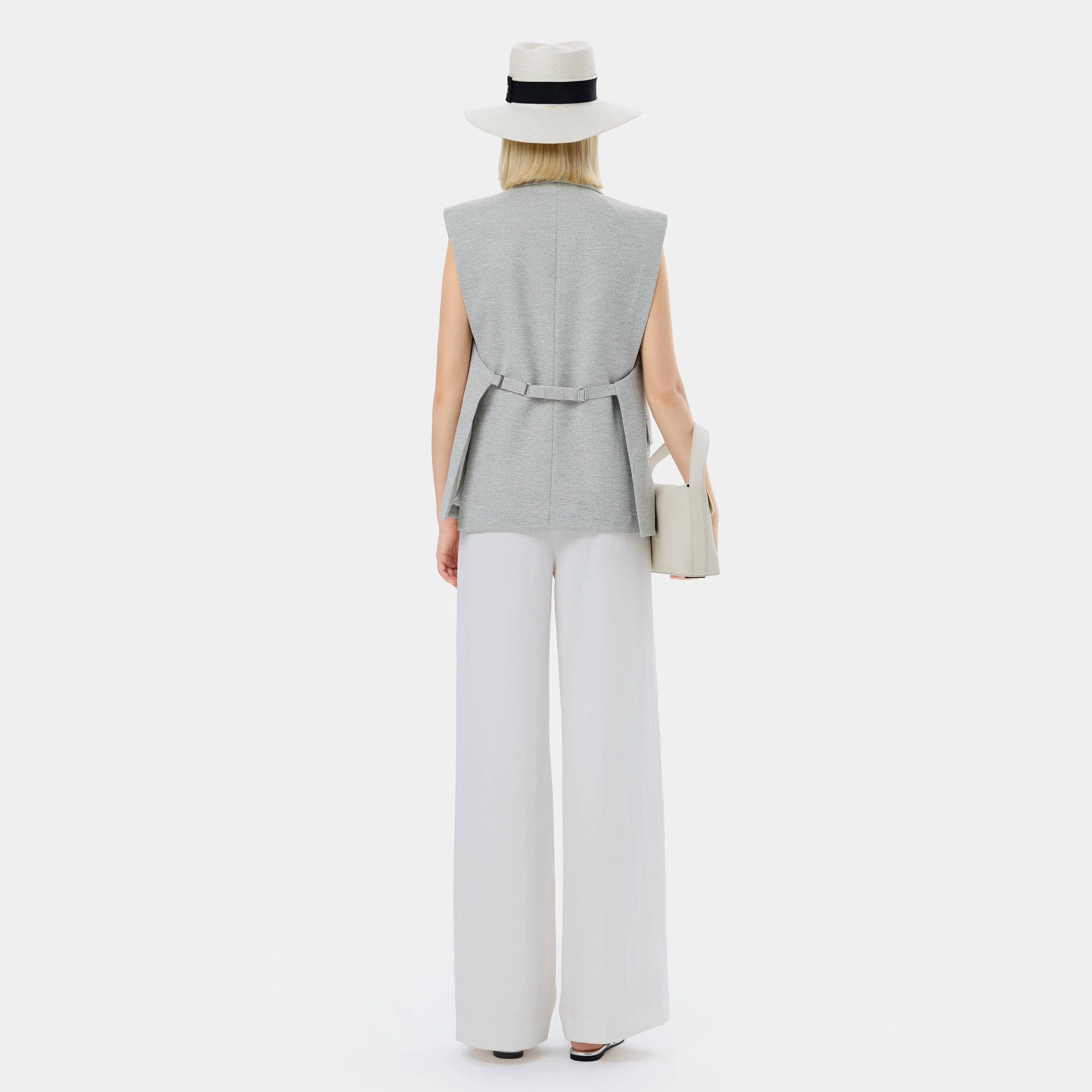 SILVER GREY GILET, A SIGNATURE BEST-SELLER COMBINING STYLE AND VERSATILITY