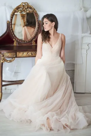 Soft Tulle Contrast Color Wedding Gowns with Ruching Bodice